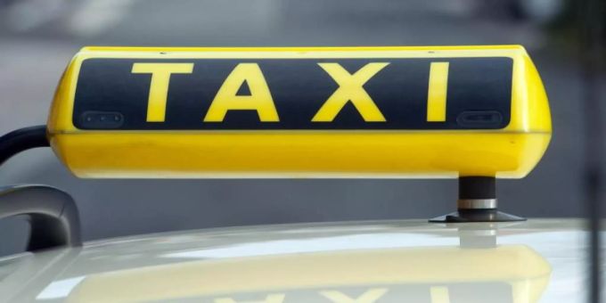 Ein Taxi-Schild auf einem Auto. basel