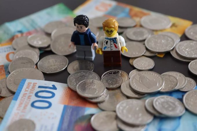 Verpfändest du deine Säule 3a, hast du eine höhere Hypothek und deine Tragbarkeit ist erhöht. Zwei Legomännchen.