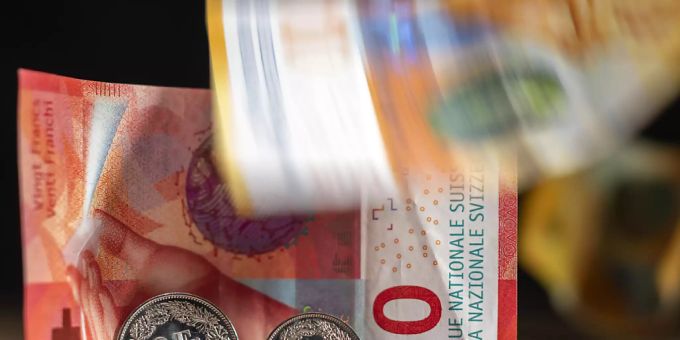 Banken in Deutschland erheben erstmals einen Negativzins auf Sparkonten. negativzins