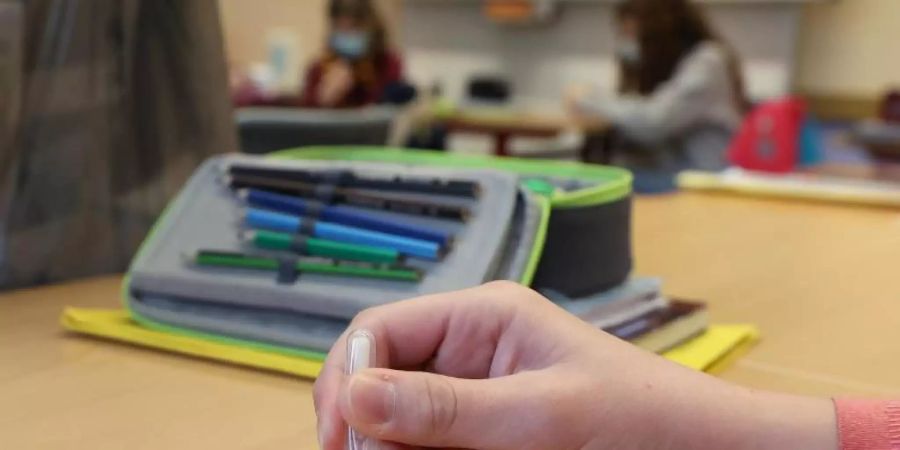 Auch Schülerinnen und Schüler weiterführender Schulen sollen bald wieder zur Schule gehen. Mehrere Bundesländer haben schon konkrete Schritte angekündigt. Foto: Ronny Hartmann/dpa-Zentralbild/dpa
