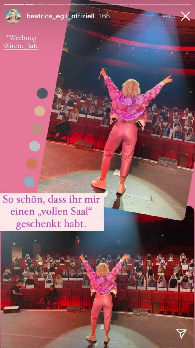 Beatrice Egli singt vor vollem Saal. egli