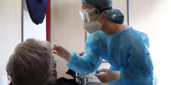 Eine Pflegemitarbeiterin führt bei einer Person in Montpellier einen Corona-Test durch. Covid-19 PCR test campaign in France