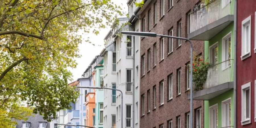 Blick in eine Strasse mit Wohnhäusern in Düsseldorf. Der Trend zu überhöhten Immobilienpreisen vor allem in deutschen Grossstädten hat sich einer Bundesbank-Analyse zufolge im Jahr 2020 leicht verschärft. Foto: Marcel Kusch/dpa