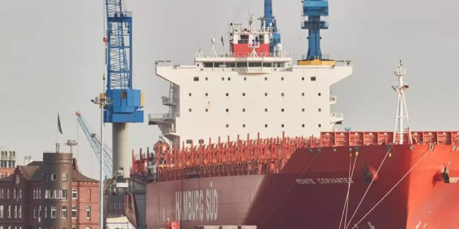 Das Containerschiff Monte Cervantes der Reederei Hamburg Süd liegt am Kai im Werfthafen des Hamburger Hafens. Foto: Georg Wendt/dpa