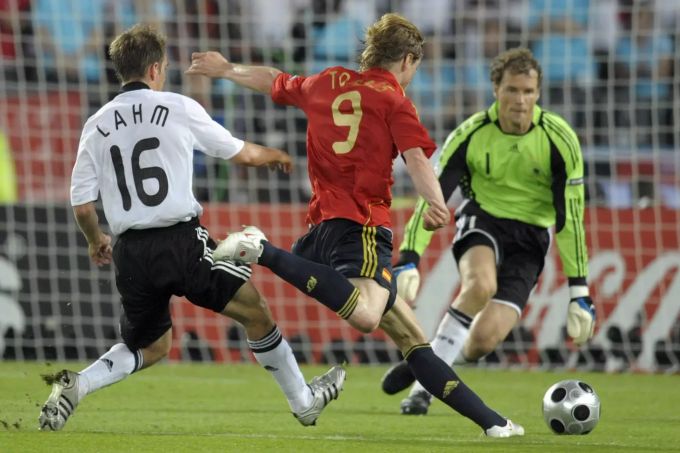 Der Spanier Fernando Torres (M) erzielt den 0:1-Siegtreffer gegen die Deutschen Phillip Lahm (l) und Torwart Jens Lehmann im EM-Finalspiel Deutschland gegen Spanien während der Fussball-Europameisterschaft 2008 (Archiv). Vor der Fussball-EM - Finale 2008