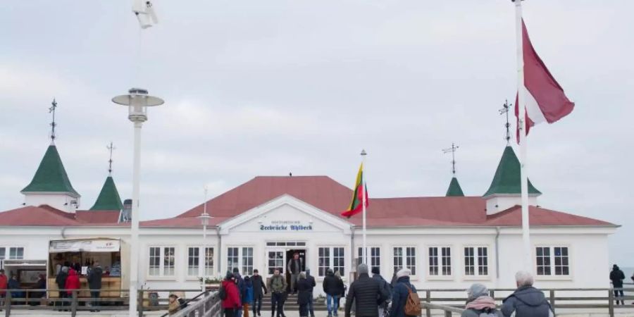 An Seebrücken wird regelmässig geschraubt und saniert. Mit einer Geschichte von fast 140 Jahren ist die Ahlbecker Seebrücke die älteste in Deutschland. Kein Wunder also, dass sie die eine oder andere Altersschwäche aufzeigt. Foto: Stefan Sauer/dpa-Zentralbild/dpa