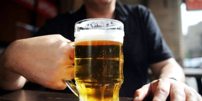 Alkohol kann gesundheitsschädlich sein. alkohol