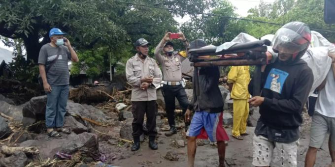 Indonesien trauert - Naturkatastrophen und Schiffsunglück fordern Tote