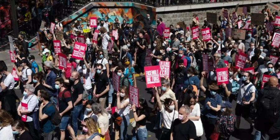Protest in Paris gegen das aus Sicht der Demonstranten unzureichende Klimaschutzgesetz der französischen Regierung. Foto: Martin Bureau/AFP/dpa