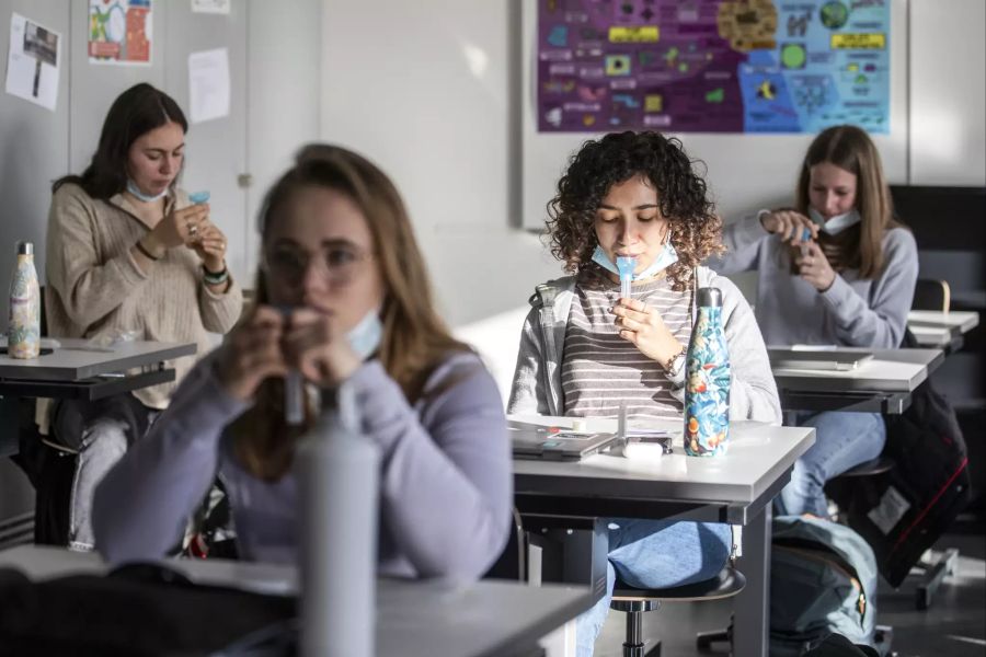 Speicheltest Zug Schule Coronavirus