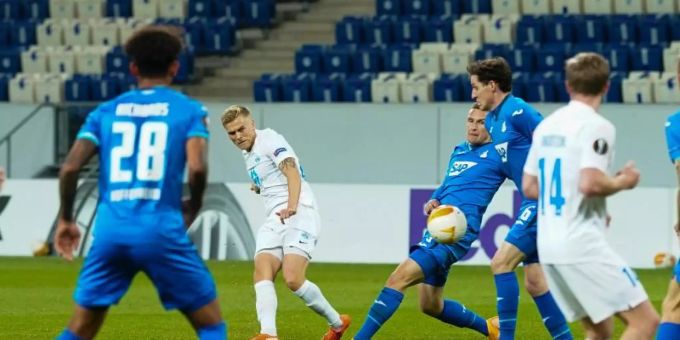 Moldes Eirik Andersen (2.v.l) erzielt das Tor zum 1:0 gegen 1899 Hoffenheim. Foto: Uwe Anspach/dpa Pool/dpa Moldes Eirik Andersen (2.v.l) erzielt das Tor zum 1:0 gegen 1899 Hoffenheim. Foto: Uwe Anspach/dpa Pool/dpa