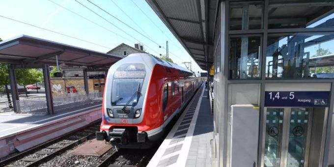 Ein Regionalzug der Deutschen Bahn fährt im Bahnhof von Biblis an einem Gleis ein. Foto: Arne Dedert/dpa/Symbolbild Ein Regionalzug der Deutschen Bahn fährt im Bahnhof von Biblis an einem Gleis ein. Foto: Arne Dedert/dpa/Symbolbild