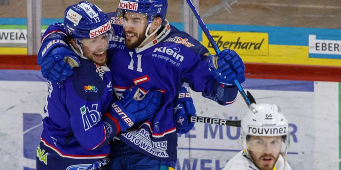 EHC Kloten Stürmer Niki Altorfer, links, feiert seinen Treffer zum 2:0 mit Fabian Ganz während dem dritten Eishockey Playoff-Finalspiel der Swiss League zwischen dem EHC Kloten und dem HC Ajoie am Donnerstag, 22. April 2021, in Kloten. Swiss League Kloten
