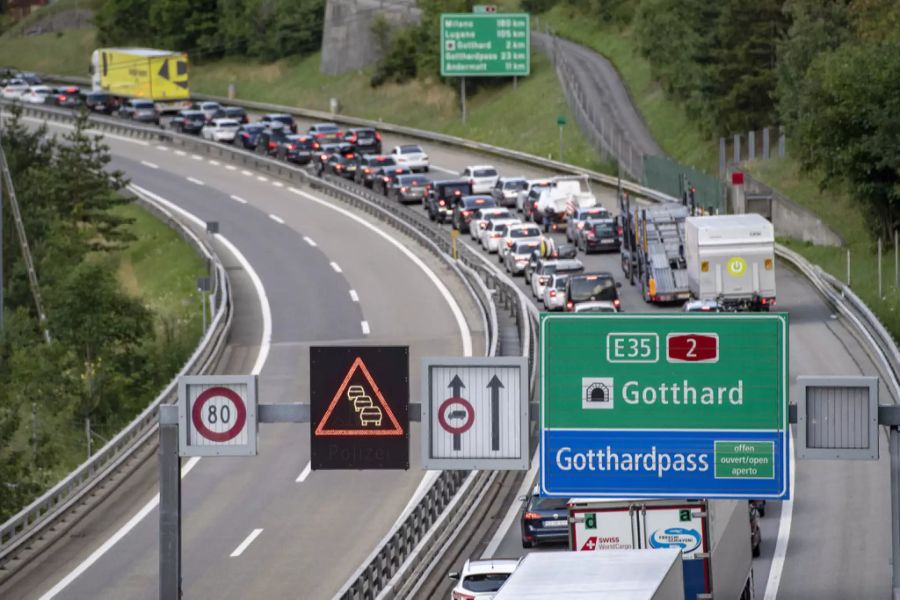 In normalen Jahren ist der Oster-Stau vor dem Gotthard meist kilometerlang.