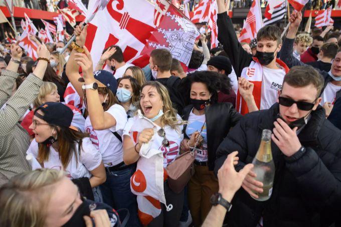 Pro-Jurassier freuen sich über das Abstimmungsresultat in Moutier BE. Moutier