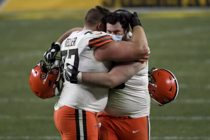 Wyatt Teller (links) spielt in der NFL für Cleveland. NFL