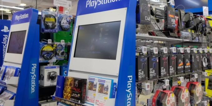 Sony Playstation 4 Spieleartikel werden in einem Geschäft in Tokio am 28. Oktober 2020 zum Verkauf angeboten. Playstation