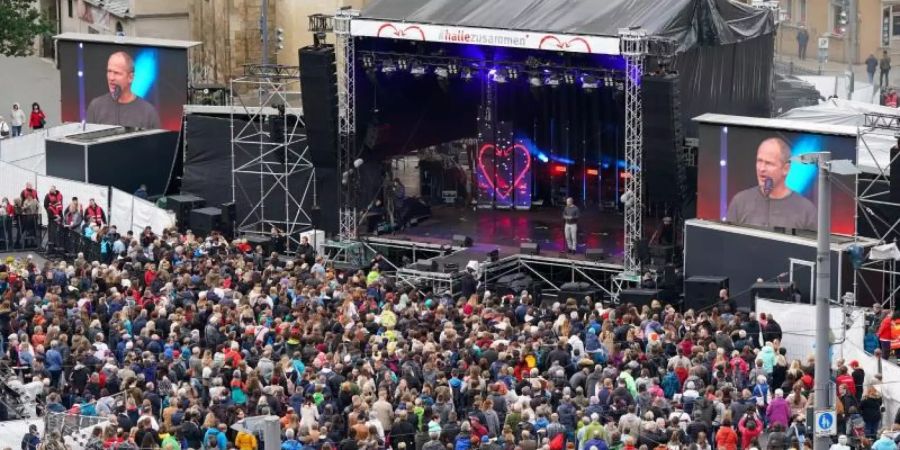 Blick auf die Konzertbühne auf dem Marktplatz von Halle. Foto: Peter Endig/dpa-Zentralbild/dpa