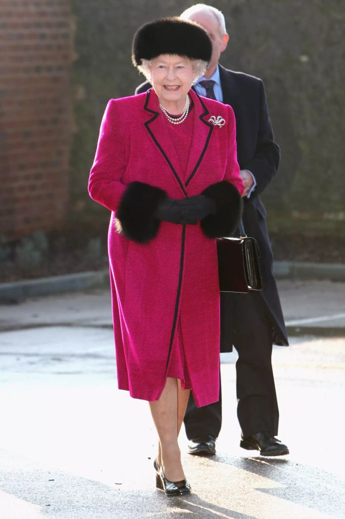 Vorbei die Zeiten, in denen Queen Elizabeth echten Pelz trug. Queen Elizabeth