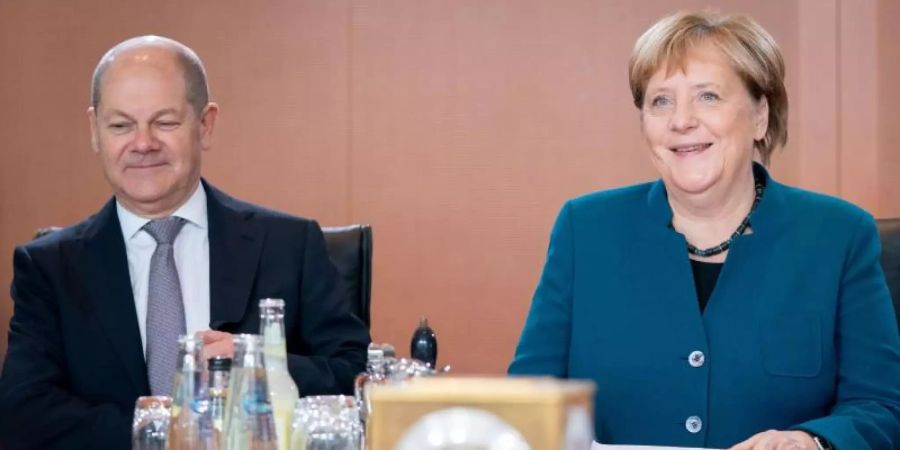 Betont optimistisch für die weitere Regierungsarbeit: Bundeskanzlerin Angela Merkel (CDU) und Finanzminister Olaf Scholz (SPD). Foto: Kay Nietfeld/dpa