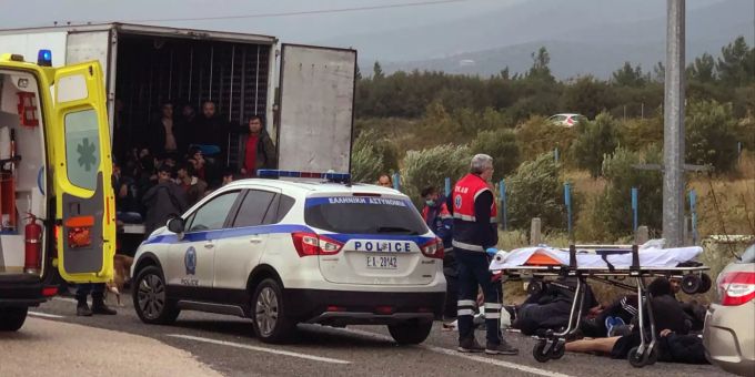Bei einer Autobahn-Kontrolle nahe der griechischen Stadt Xanthi hat die Polizei vor drei Tagen einen Lastwagen mit Migranten angehalten. Im Laderaum des LKW sollen sich 41 Menschen befunden haben. Migranten in Griechenland