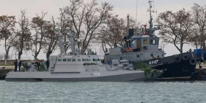 Ukrainische Schiffe im Hafen von Kertsch auf der Krim russland ukraine