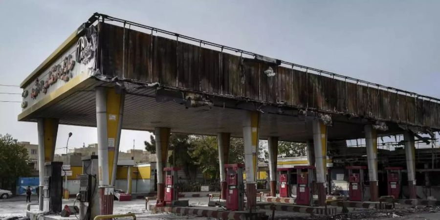 Bei den Protesten abgebrannte Tankstelle in Teheran. Foto: Abdolvahed Mirzazadeh/ISNA/AP/dpa