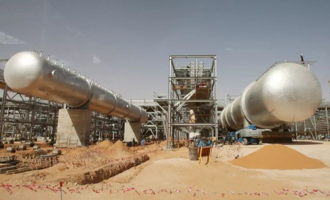Die nachgewiesenen Erdölvorkommen von Saudi Aramco sind nach eigener Aussage fünfmal grösser als die der fünf grossen internationalen Ölkonzerne gemeinsam. Saudi Aramco