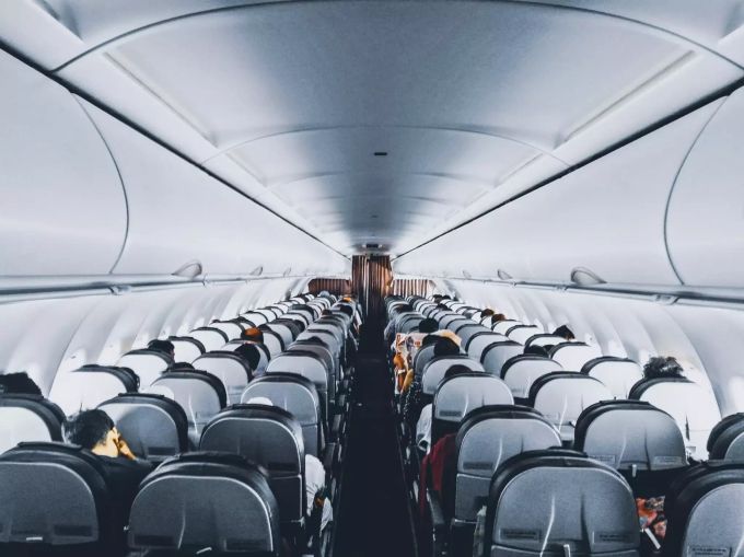 Auch europäische Airlines wollen nicht auf den Mittelsitz verzichten. Flugzeug von innen Coronavirus