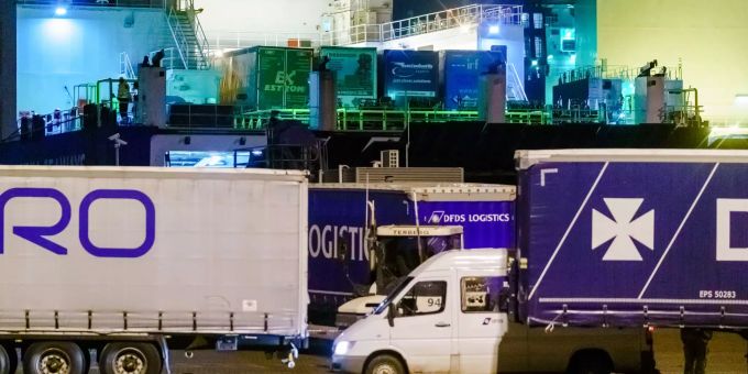 Auf der dänischen Frachtfähre sind 25 blinde Passagiere in einem Kühlcontainer gefunden worden. 25 blinde Passagiere in Kühlcontainer
