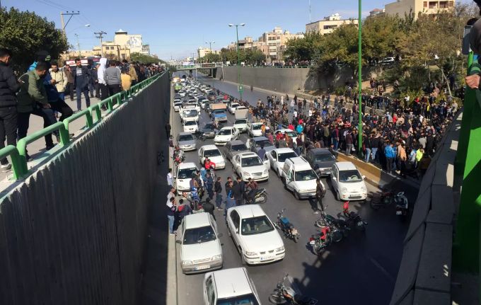 Autos blockieren eine Strasse der Innenstadt während eines Protestes gegen den Anstieg der Benzinpreise. autos blockade iran