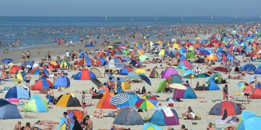Badegäste am Strand von St. Peter-Ording in Schleswig-Holstein. Foto: Marcus Brandt/dpa