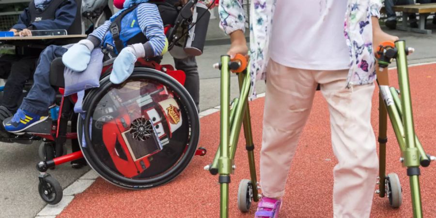 Kinder im Rollstuhl und mit Gehhilfen - rund 54'000 Kinder in der Schweiz haben eine Behinderung. Jedes fünfte dieser Kinder ist in seiner Fähigkeit beeinträchtigt, so zu leben wie andere gleichaltrige Kinder. (Archivbild)