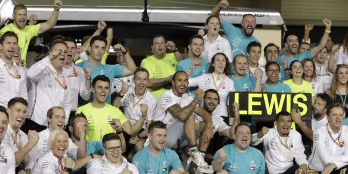 Lewis Hamilton (M) und Team Mercedes jubeln nach der erfolgreichen Saison, die mit dem sechsten WM-Titel für Hamilton zu Ende ging. Foto: Hassan Ammar/AP/dpa