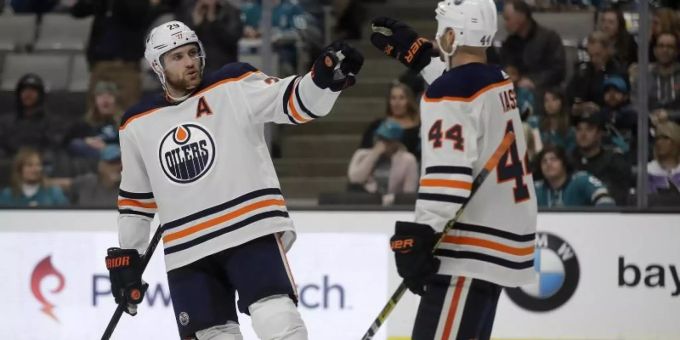 Musste trotz einem Assist eine Pleite mit den Oilers hinnehmen: Leon Draisaitl (l). Foto: Ben Margot/AP/dpa
