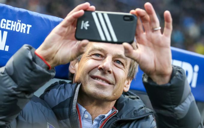 Ist in ein Marken-Fettnäpfchen getreten: Jürgen Klinsmann schützt sein Handy mit einer Hülle von Adidas. Klinsmann
