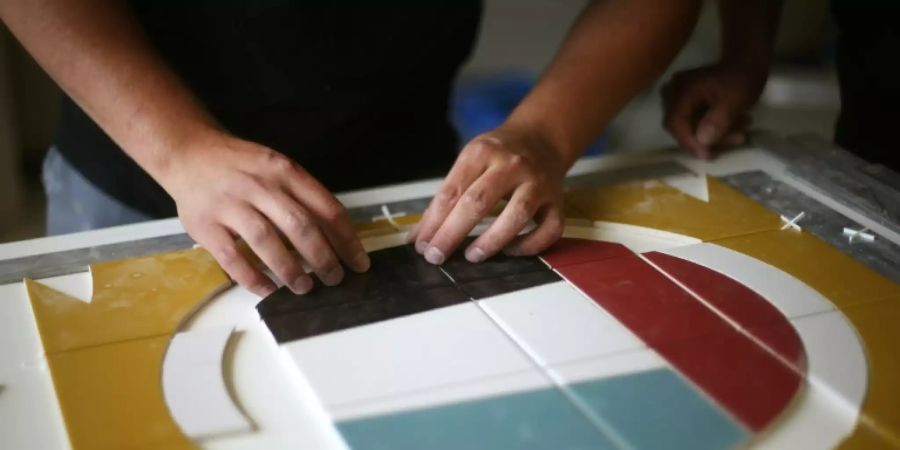 Ein Fliesenleger bei der Arbeit
