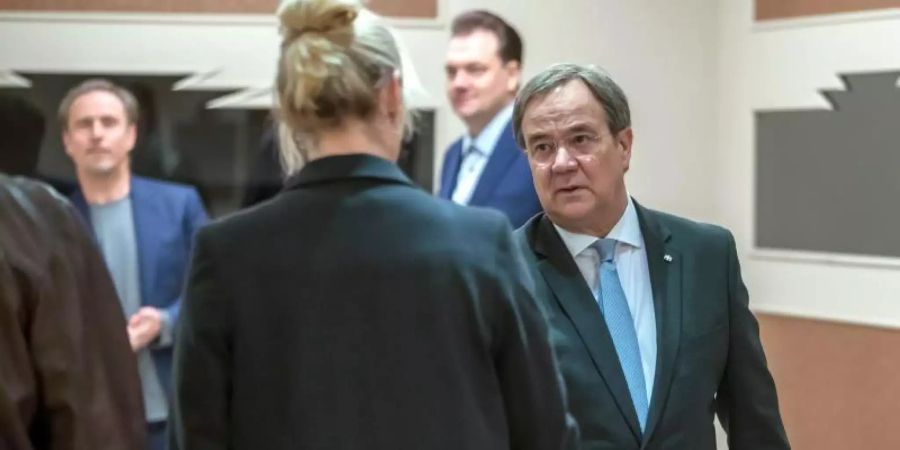 Armin Laschet begrüsst während eines Gastauftritts im «Tatort: Das Team» die Dortmunder Kommissarin Martina Bönisch (Anna Schudt). Foto: Tom Trambow/WDR /dpa