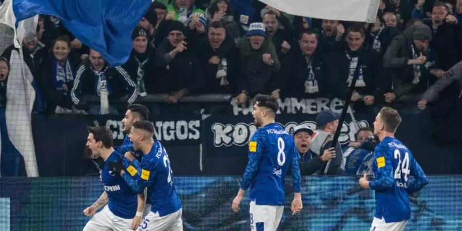 Schalkes Benito Raman (l) jubelt über seinen Treffer zum 1:0 gegen Union Berlin. Foto: Bernd Thissen/dpa