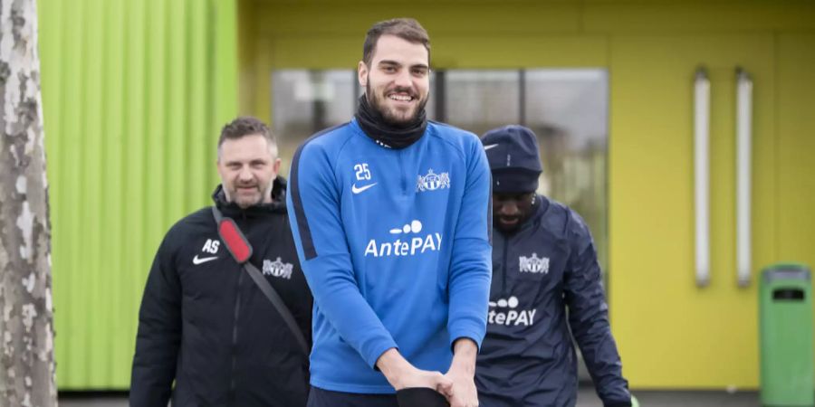 Goalie Yanick Brecher scheint sich auf das Training zu freuen.