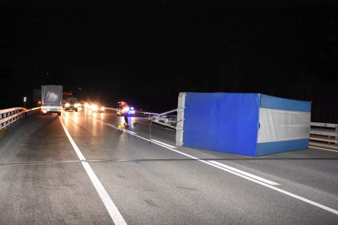 Der erste LKW-Anhänger wurde bereits um 6.50 Uhr umgekippt. unfall lkw-anhänger