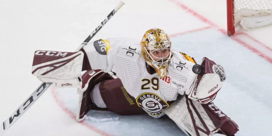 Genf-Servettes Goalie Robert Mayer wird hier zu einer spektakulären Spagat-Parade gezwungen