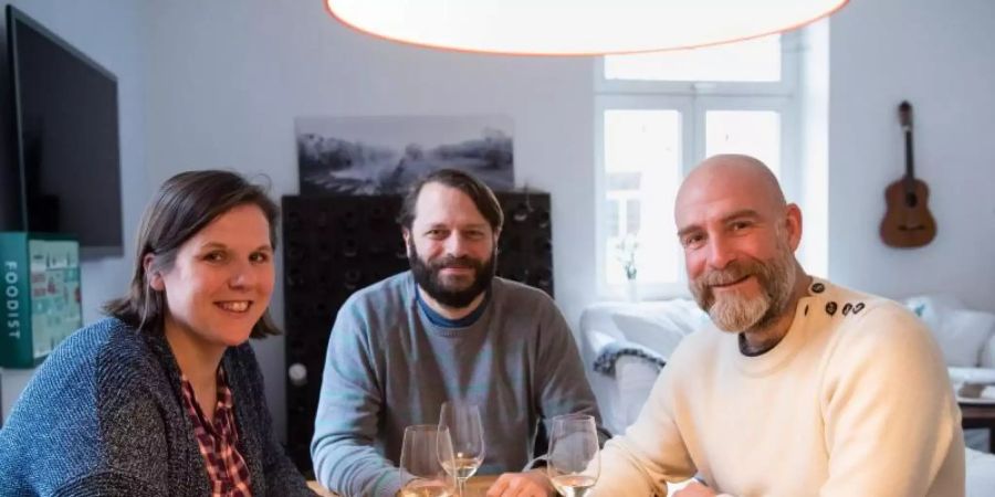 Nicolas (r) darf im Rahmen des Programms «Mein Papa kommt» kostenlos bei der fünfköpfigen Familie Halt übernachten, wenn er seine drei Kinder in München besuchen möchte. Foto: Matthias Balk/dpa