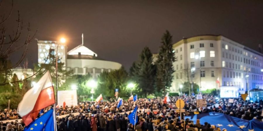 Demonstranten gegen die Justizreform vor dem Parlament in Warschau