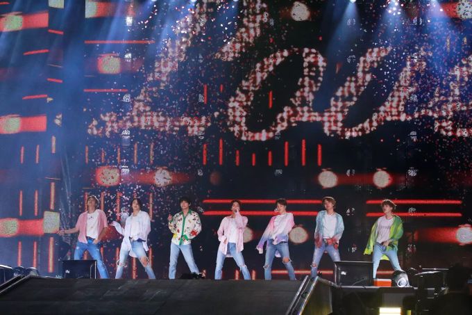 Die südkoreanische Boyband BTS tritt während eines Konzerts im King Fahd International Stadion in Saudi-Arabien auf. BTS riad