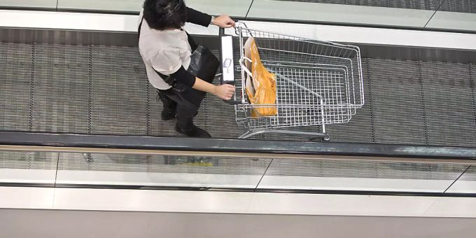 Schweizer Konsumenten erwarten zwar eine Abkühlung der Konjunktur, dennoch bleiben sie in Kauflaune. (Themenbild) seco
