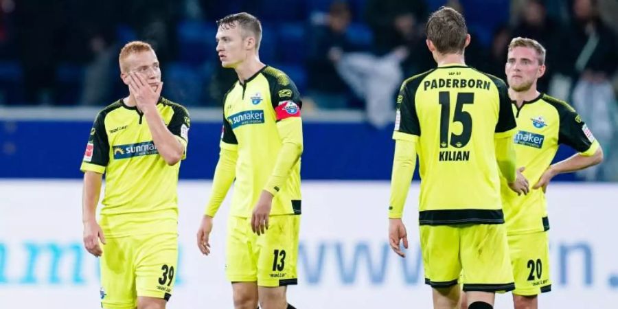 Niedergschlagene Paderborn-Profis nach der Pleite in Hoffenheim. Foto: Uwe Anspach/dpa