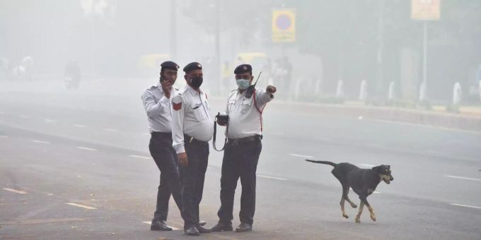 Verkehrspolizisten mit Masken arbeiten in der Nähe des India Gate im Smog. Smog in Neu-Delhi