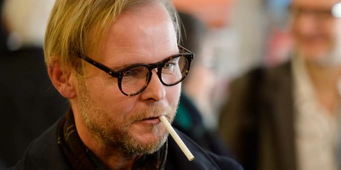 Der Schweizer Schriftsteller Christian Kracht, aufgenommen bei der Präsentation seines Films «Finsterworld». (Archivbild) Foto: Steffen Schmidt/epa/dpa +++ dpa-Bildfunk +++ Marbach am Neckar