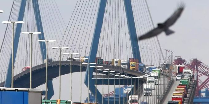 Mit Containern beladene Lastwagen stauen sich auf der Köhlbrandbrücke im Hamburger Hafen: Der Aussenhandelsverband BGA hatte jüngst seine Prognose für dieses Jahr nach unten korrigiert. Foto: Christian Charisius/dpa Mit Containern beladene Lastwagen stauen sich auf der Köhlbrandbrücke im Hamburger Hafen: Der Aussenhandelsverband BGA hatte jüngst seine Prognose für dieses Jahr nach unten korrigiert. Foto: Christian Charisius/dpa